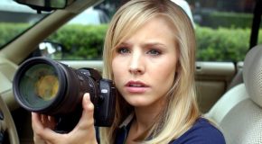 Kristen Bell lit le 1er projet de roman d' »Untitled Teen Detective », de Rob Thomas, de 1996